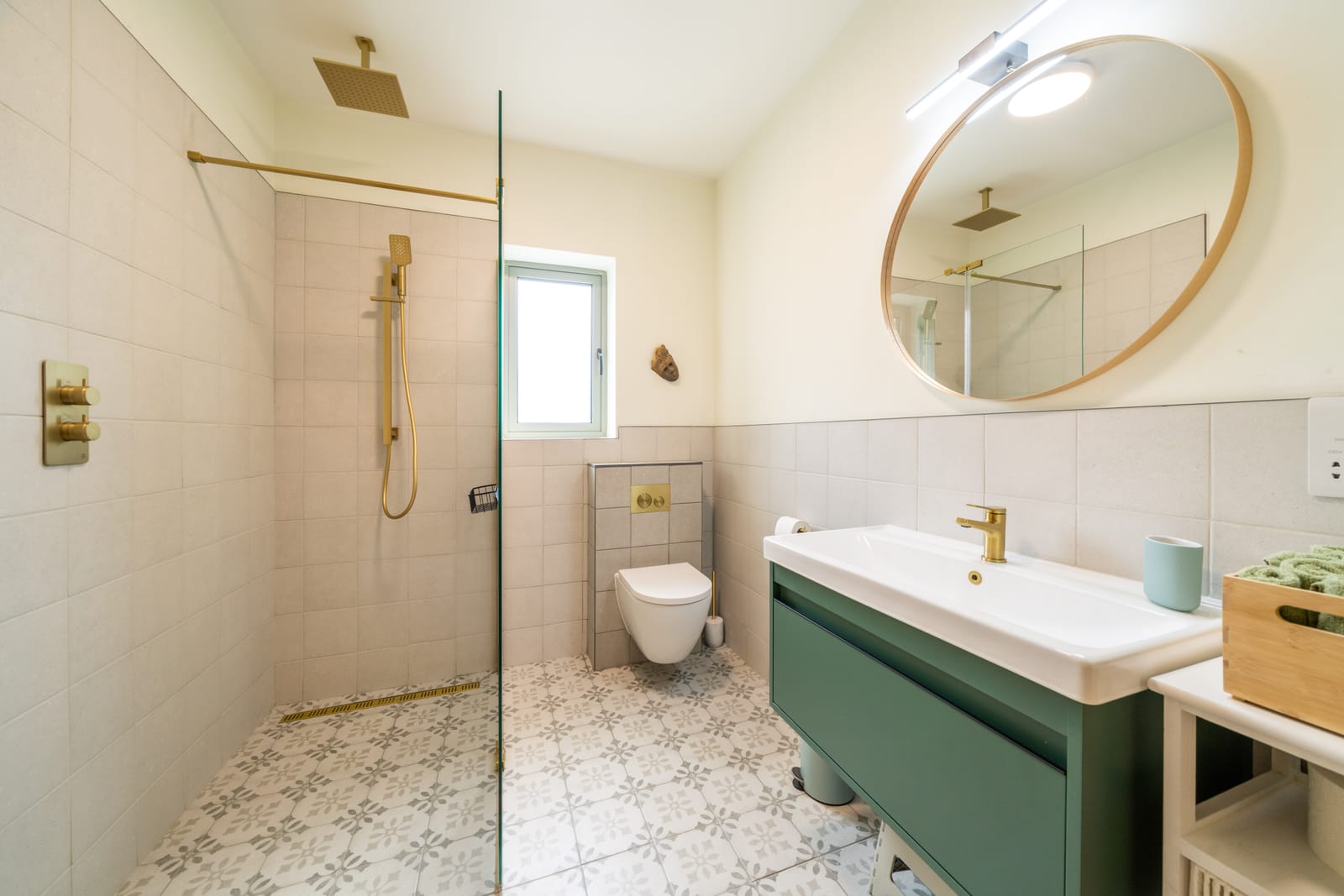 Ensuite with walk-in shower, brass fixtures and patterned tile